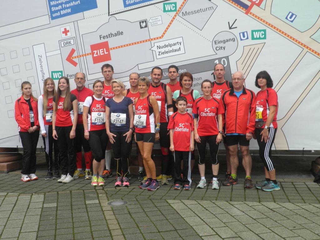 Die Teilnehmer des SCO vor dem Start des Marathons in Frankfurt