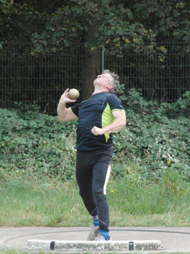2015 04 11 Niederselters Martin Frömel beim Kugelstoßen CIMG7306 (2)