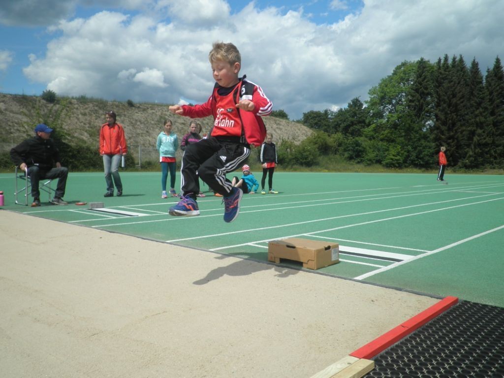 2015 05 30 Bambini u. Schülersportfest in Löhnberg, Robin hebt ab beim Zonenweitsprung 049 P5300049 (2)