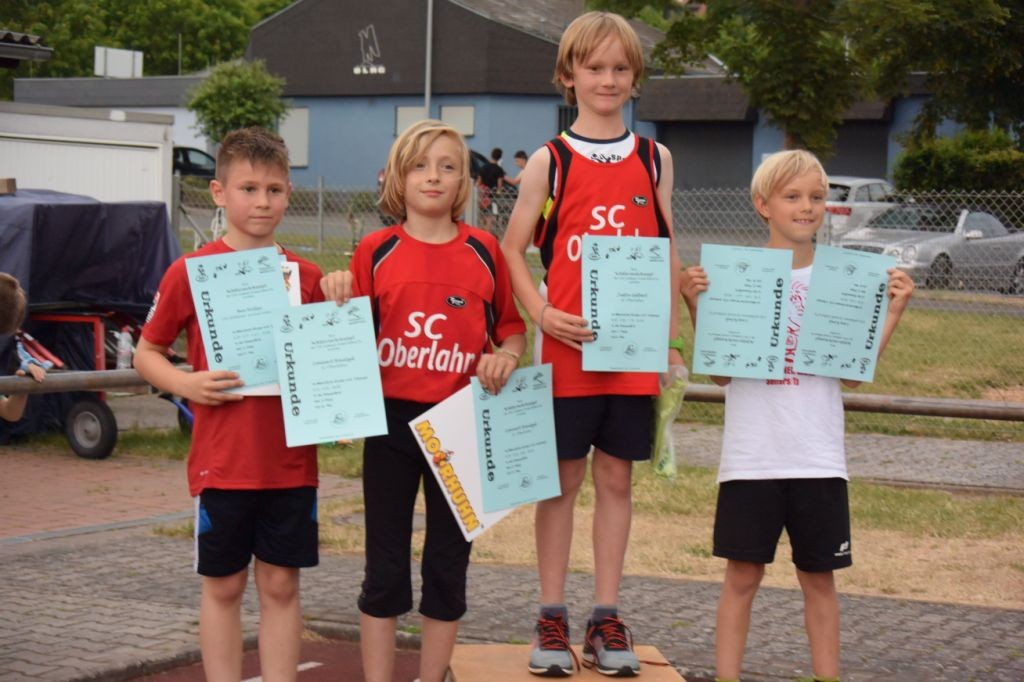 2015 06 12 Schülermehrkampf in Niederselters 040 auf den Siegerpodest, Justin Gelbert Platz 1, Lennart Hautzel auf Platz 2