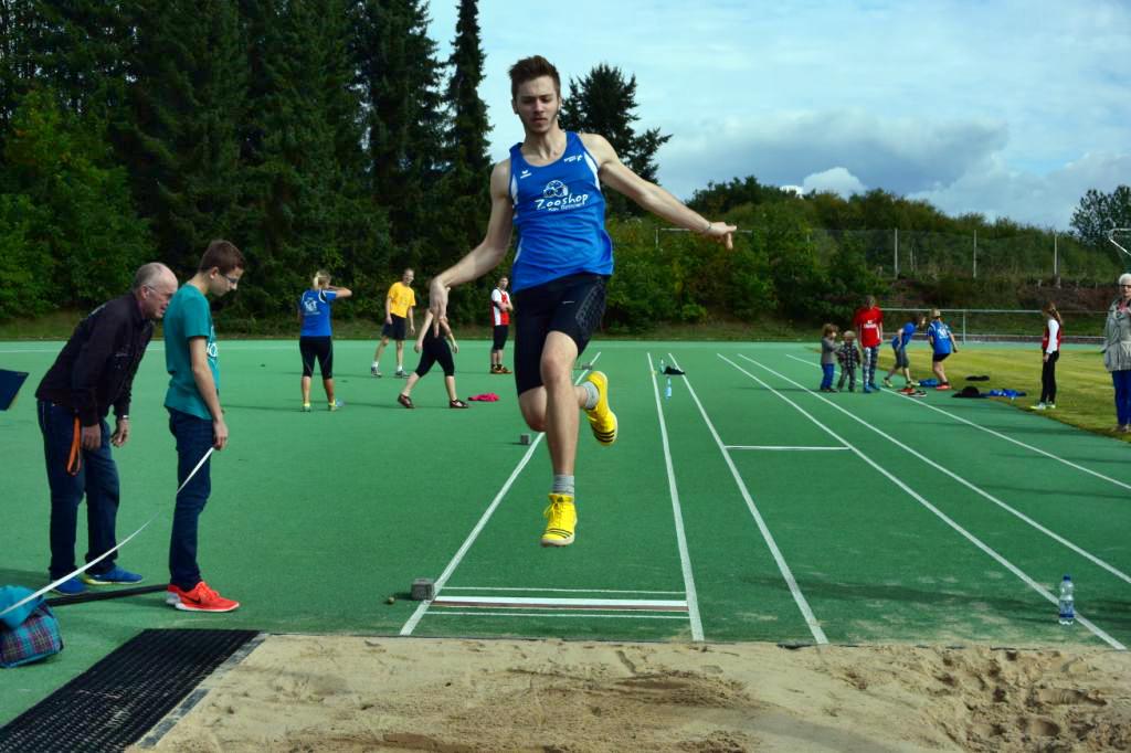 2015 09 29 Herbstspringen in Löhnberg 065 Tagesrekord mit 6,12m durch Lukas Plaum, LG Wetzlar