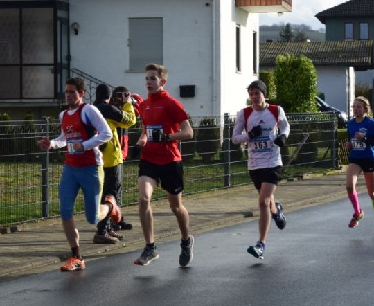 02_2015 11 28 Dorflauf in Villmar, 10 Km-Kreis-M., SCO-Vereins-M. 023 Lars läuft die 5 Km unter 19 Minuten, AKBPL