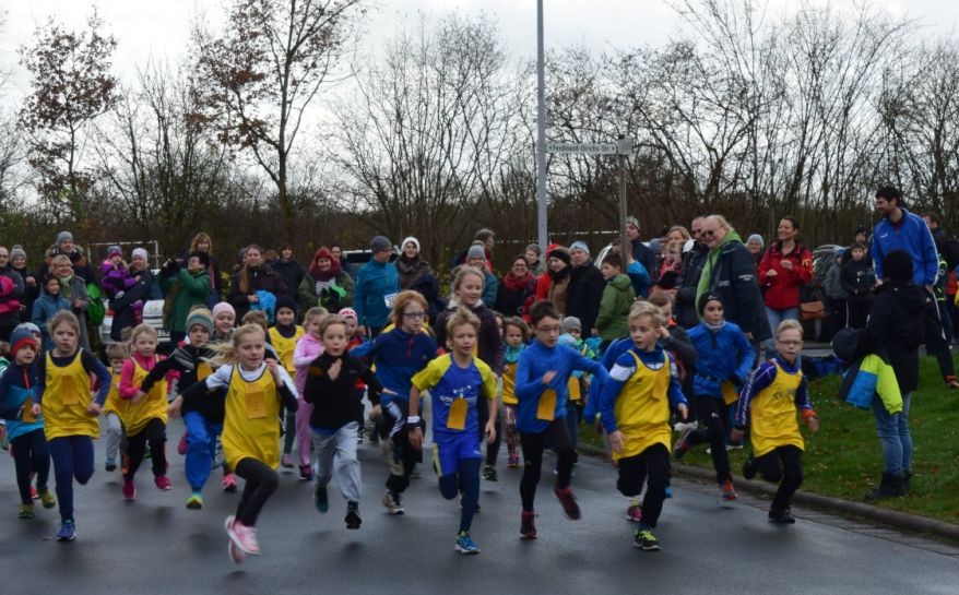 04_2015 11 28 Dorflauf in Villmar, 10 Km-Kreis-M., SCO-Vereins-M. Start.008 Start der Bambinis