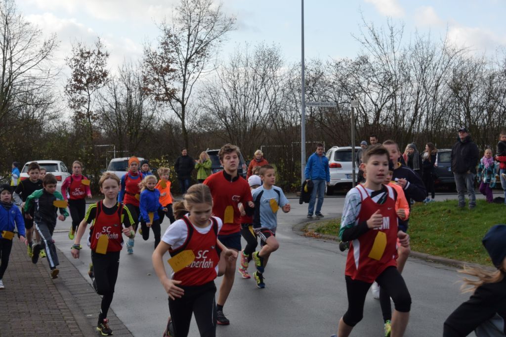 05_2015 11 28 Dorflauf in Villmar,10 Km-Kreis-M, SCO-Vereins-M.016 Dannrennen sie los